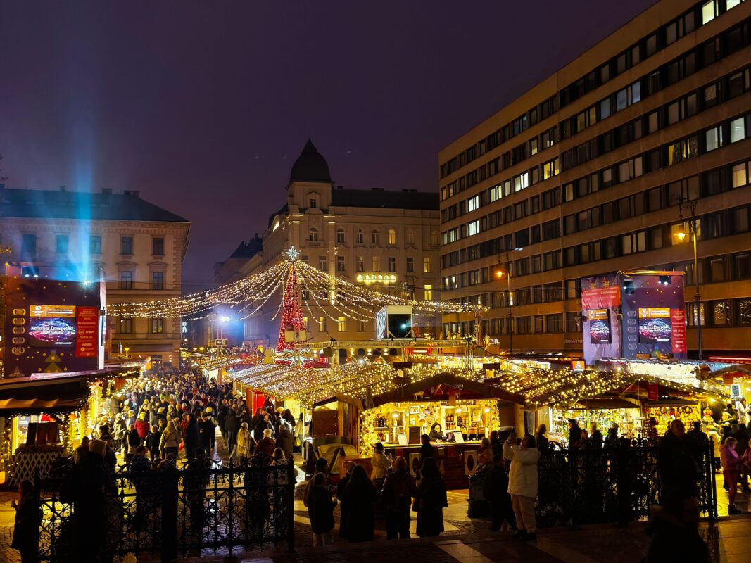 Julemarkeder i Budapest: Vörösmarty-plassen og foran Stefanskirken (åpent til 1. januar)