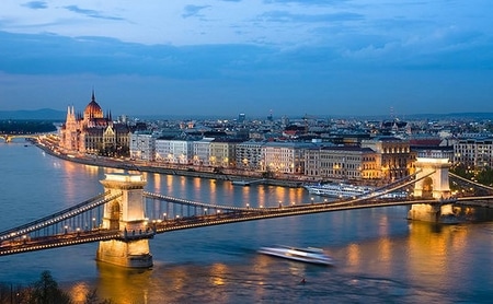 Vakre Budapest fra Donau