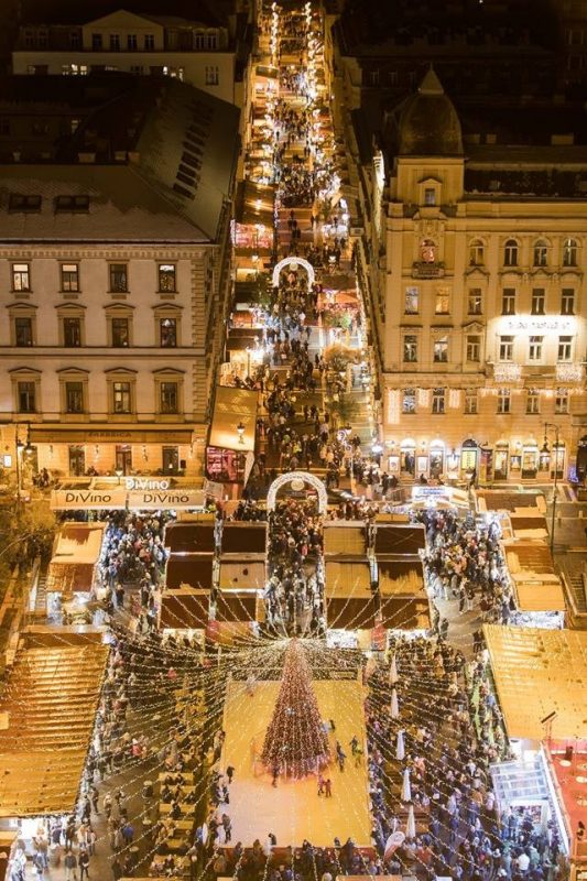 Julemarkedet ved basilikaen sett ovenfra (kilde: Facebook)