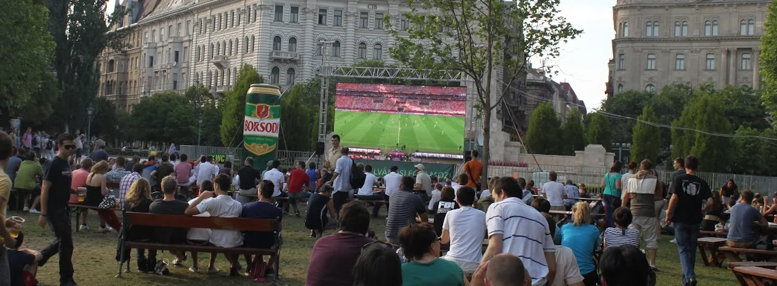 Se EM i fotball utendørs i Budapest på Szabadság Tér.
