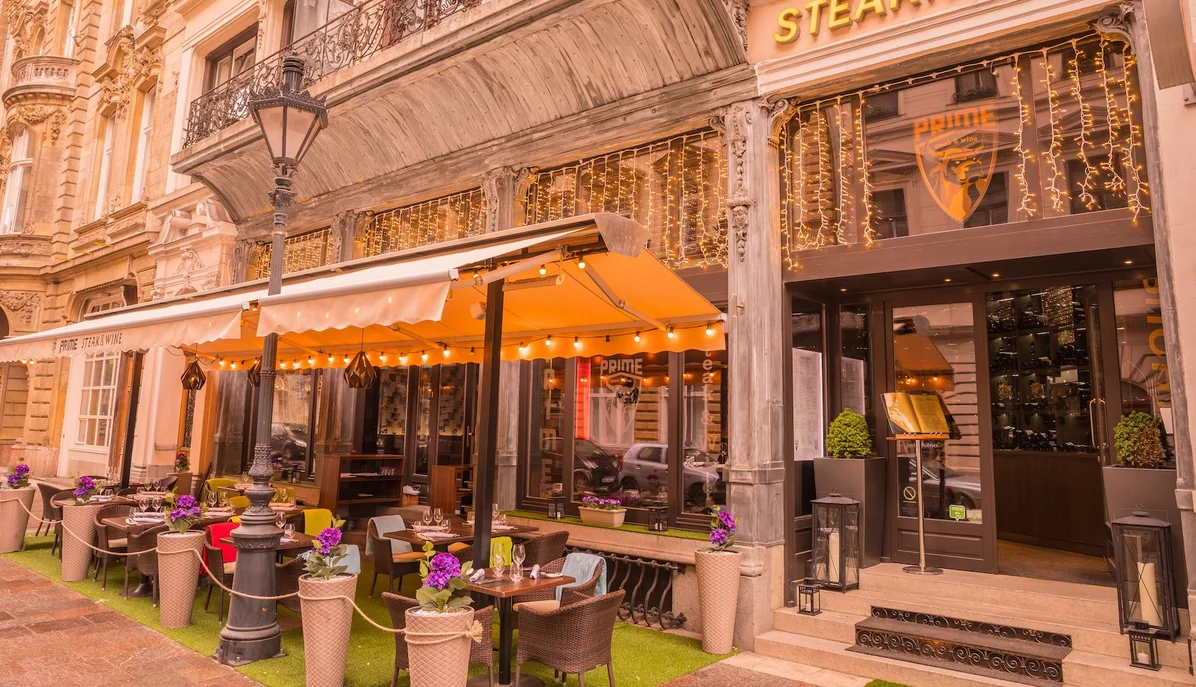 Det er mulig å spise deilige biffer utendørs på Prime Steakhouse i Budapest.