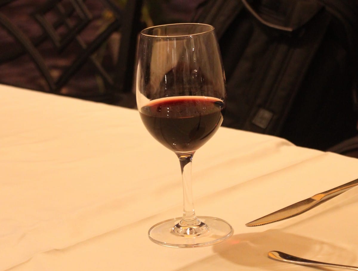 En deilig rødvin fra Szekszard ble servert ved siden av hovedretten